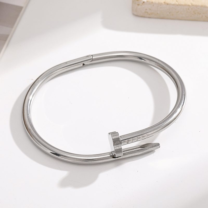 Ivanda Silver Bangle Bracelet Nail Head Design CH1933 Ivanda Silver Bangle Bracelet Nail Head Design CH1933 - view 4