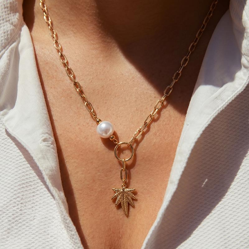 Ivanda Baroque Pearl Maple Leaf Necklace PVD 18K Gold Plated Stainless Steel CHOFXL-0590-J Ivanda Baroque Pearl Maple Leaf Necklace PVD 18K Gold Plated Stainless Steel CHOFXL-0590-J - view 3