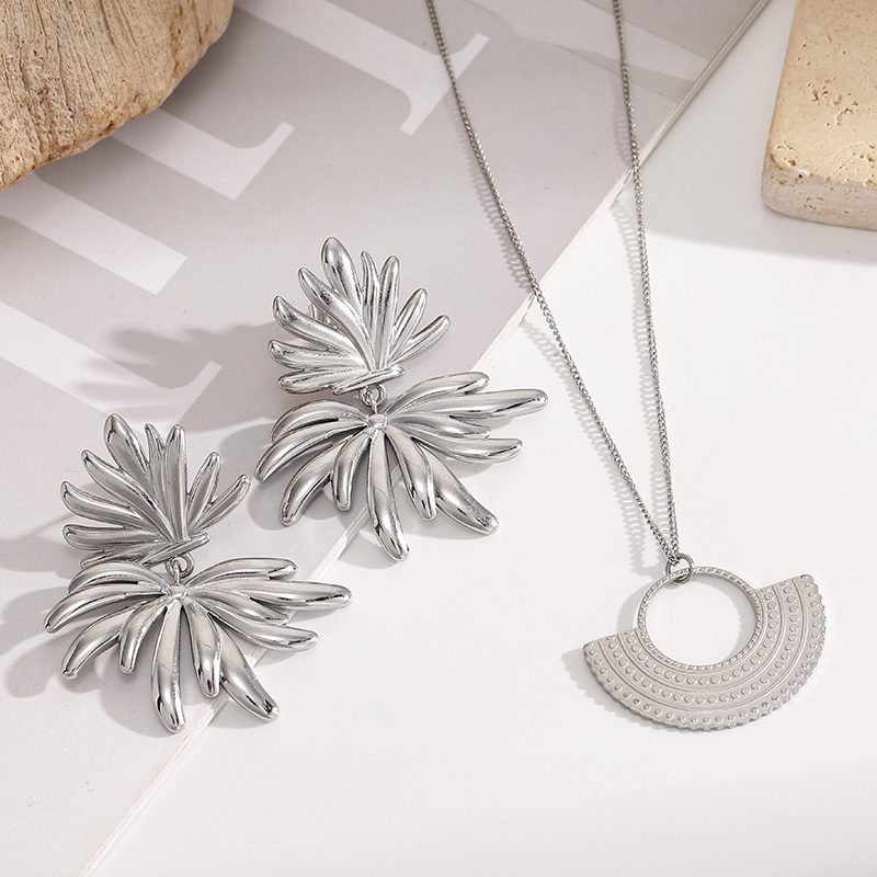 Ivanda Pavé Fan Pendant Necklace Silver CH1930 - view 5