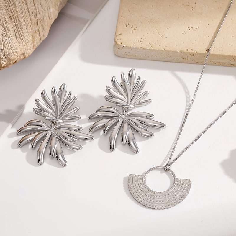 Ivanda Pavé Fan Pendant Necklace Silver CH1930 - view 6