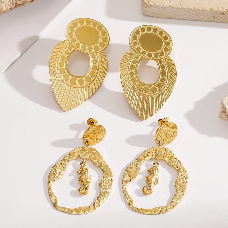 Ivanda Seahorse Hoop Earrings Gold Hammered CH1931 - view 5