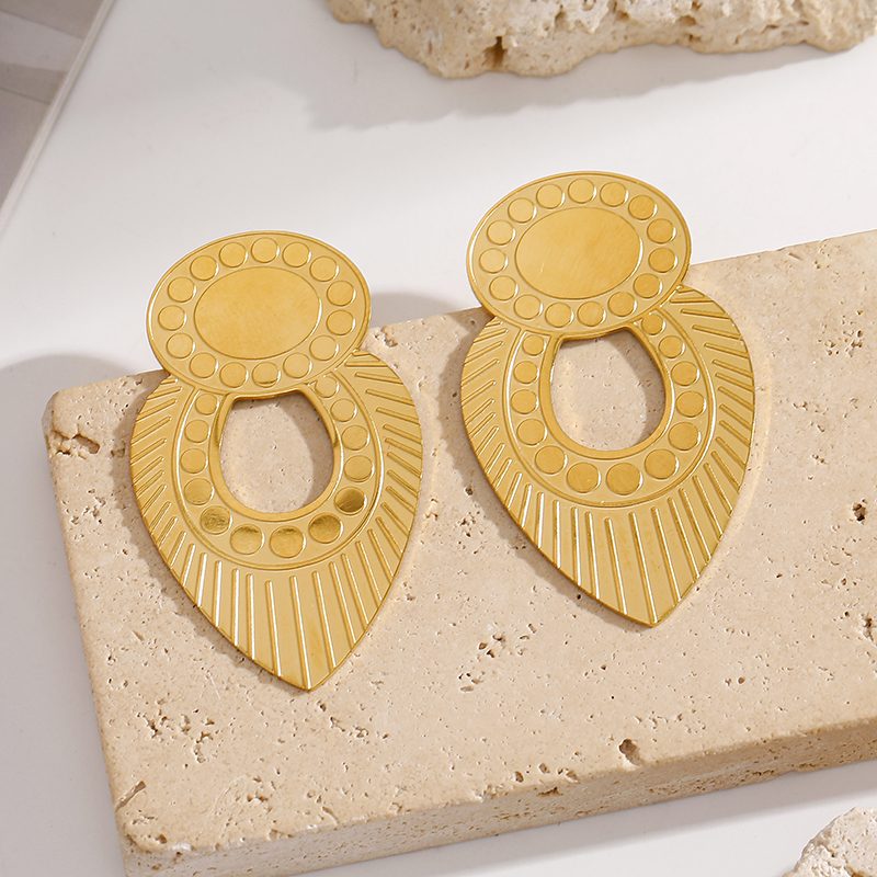 Ivanda Seahorse Hoop Earrings Gold Hammered CH1931 - view 6