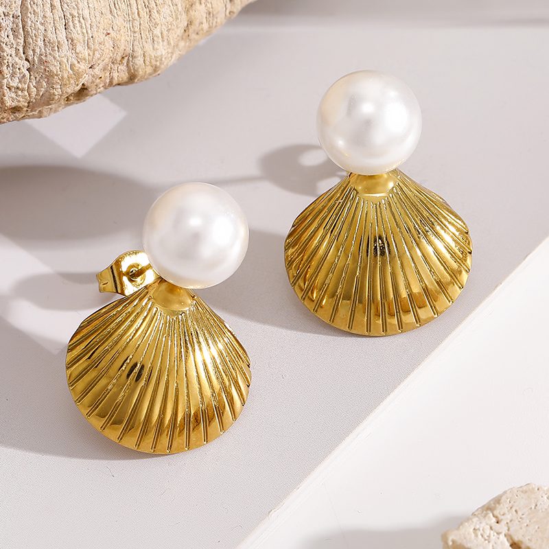 What Jewelry to Gift: A Guide by Person and Occasion